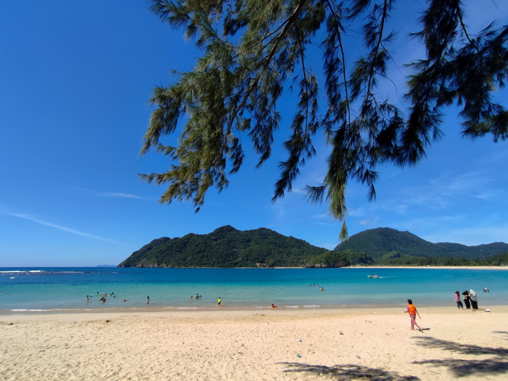 Destinasi Pantai Aceh - pantai lampuuk